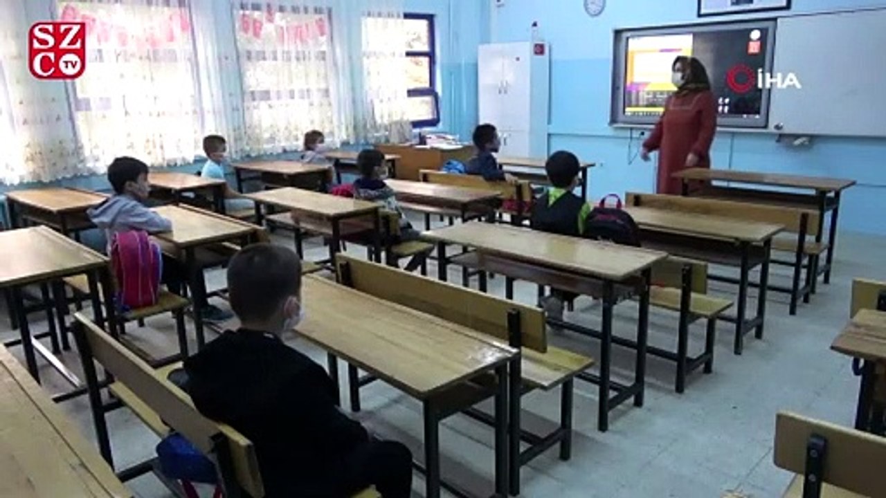 Yüz yüze eğitim başladı, ilk ders: ‘corona virüs’