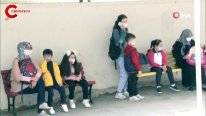 Okulla tanışan minik öğrenciler koşa koşa sınıflarına girdi