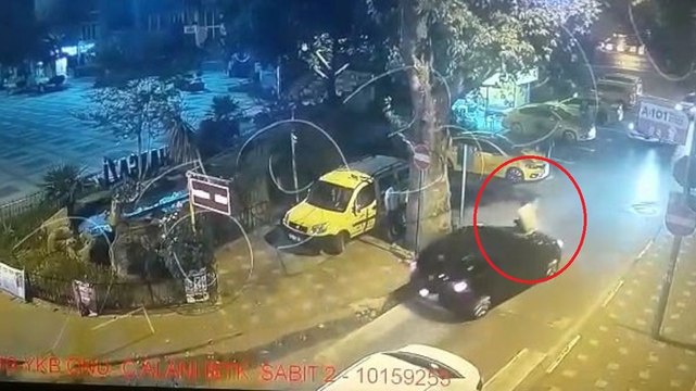 Otomobilinin üzerine çıkan saldırganı, polis merkezine kaputta götürdü