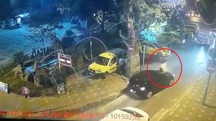 Otomobilinin üzerine çıkan saldırganı, polis merkezine kaputta götürdü