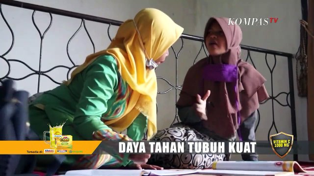 Guru SLB Datangi Langsung Rumah Murid untuk Mengajar Saat Pandemi Corona