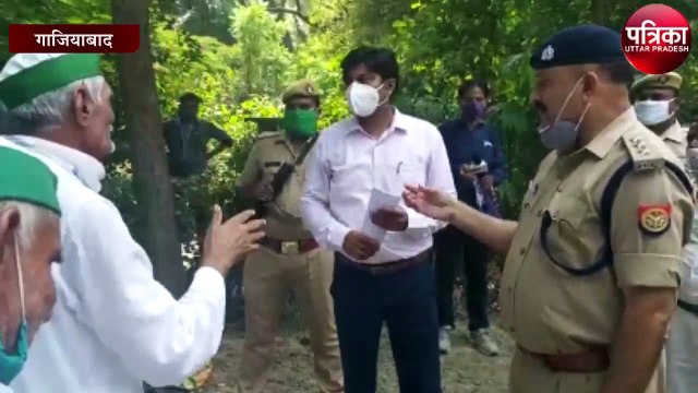 किसानों के दिल्ली पहुंचने की सूचना के बाद यूपी गेट पर लगाई बैरीगेटिंग