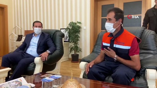 Ekmek teknesi çöp kovasını eliyle silen temizlik işçisine ödül