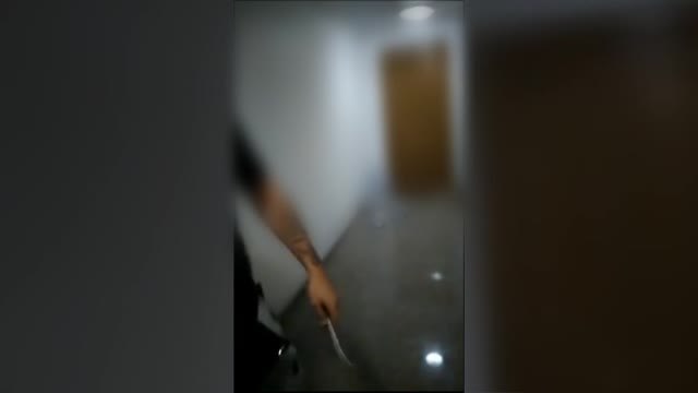 Graban a los ocupas forzando la cerradura