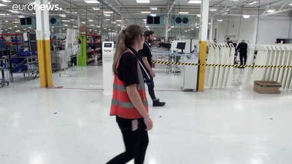 شاهد: شركة بريطانية تطور جهازا يساعد العمال على احترام التباعد الاجتماعي