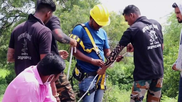 Two cobras scooped out of 60-foot-deep well by snake rescuer in India