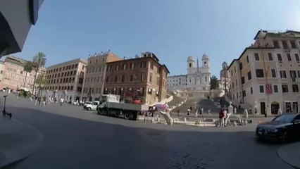 Video herunterladen: La pandemia impulsa el uso de los patinetes eléctricos en la capital italiana