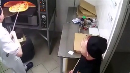 Ce chef sort une pizza du four avec style... Ou pas