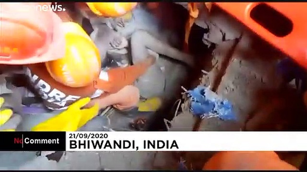 Des survivants extraits des décombres après l'effondrement d'un immeuble en Inde