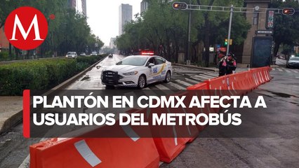 Mantienen plantón en Reforma y afectan servicio en L4 y 7 del Metrobús