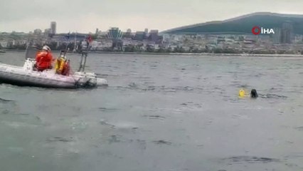 Denizde ikna çabası... Denize atlayan kadın, 2 bin 500 metre açıkta kurtarıldı