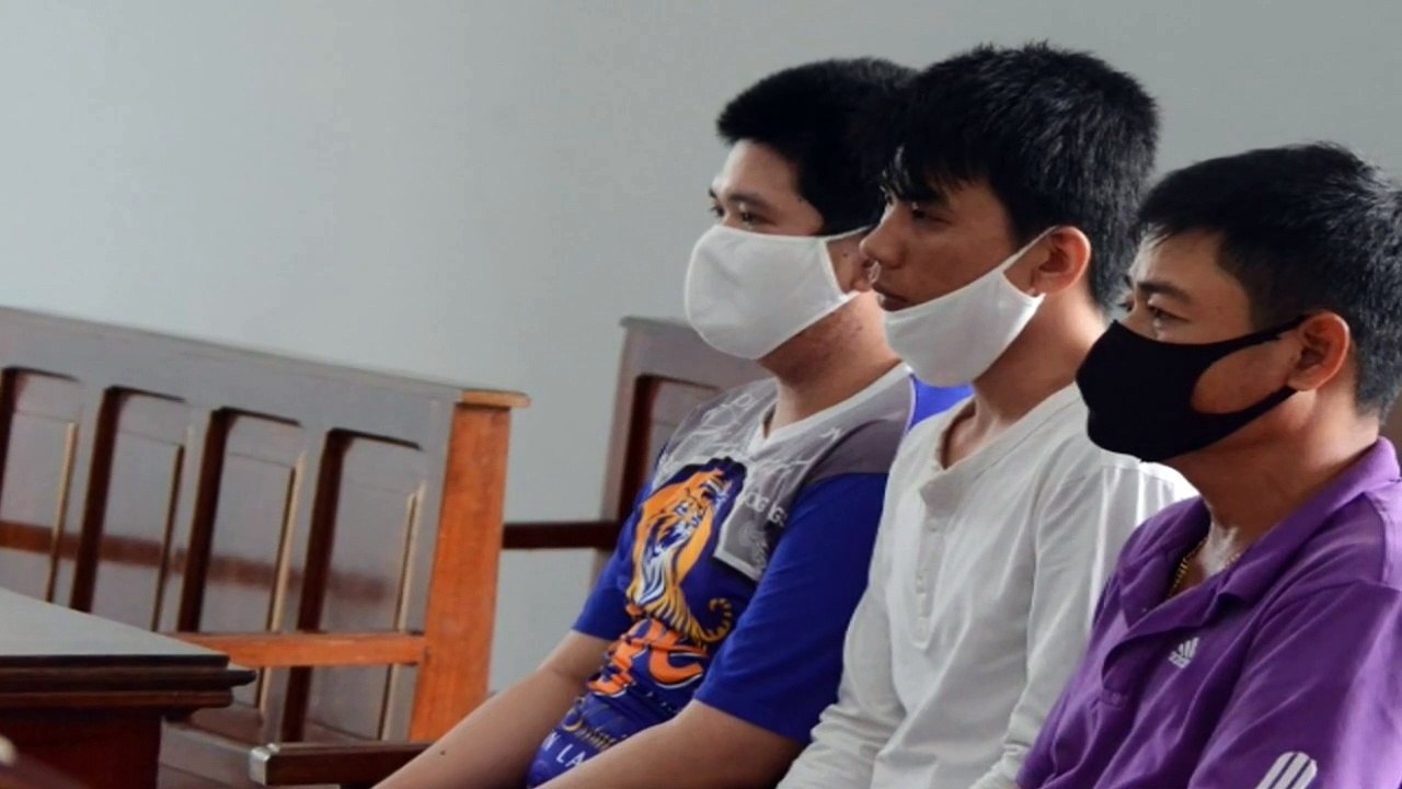 6 lần làm 'chuyện người lớn' với bé gái 12 tuổi