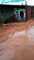 Moradores da Chácara Santa Luzia, na Estrutural, registram rio formado em ruas da região com as chuvas