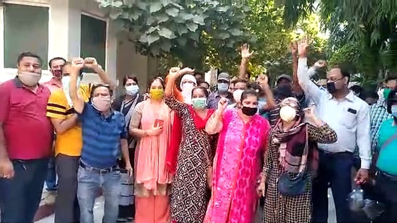 कॉन्वेंट स्कूल संचालकों की मनमानी को लेकर अभिभावकों ने किया प्रदर्शन