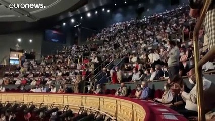 شاهد: تباعد إجتماعي "لمن يدفع تذكرة أغلى"...يسبب غضب الجمهور في أوبرا مدريد