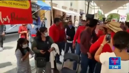 ¡Agreden a huevazos y jitomatazos a Fernández Noroña en Hidalgo!
