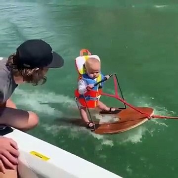 Ce bébé bat le record en faisant du ski nautique à 6 mois et 4 jours