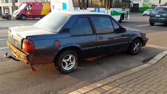 Pai e filho ficam feridos em acidente entre carro e moto