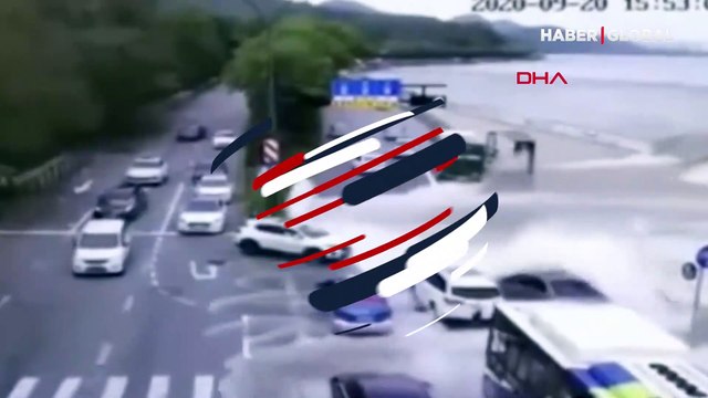 Dev dalgalar otoyolu böyle vurdu