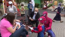 'Örümcek Adam' sokak sokak gezerek maske dağıttı