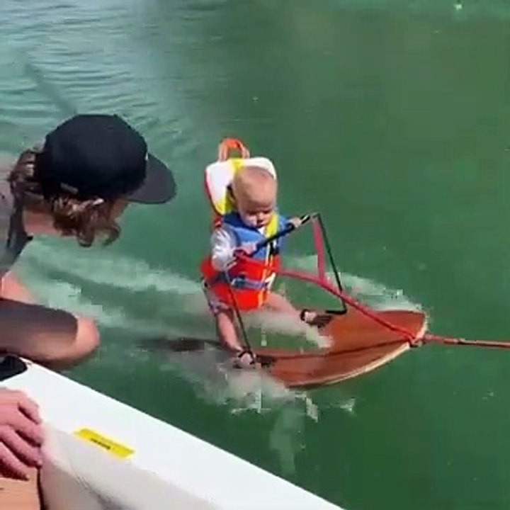 Ce bébé fait du ski nautique à 6 mois et 4 jours