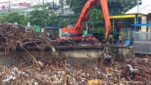 Hundreds of tons of garbage block up floodgate in Indonesian capital