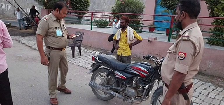 बिना हेलमेट के बाइक चलाने पर पुलिस ने काटा ऑनलाइन चालान