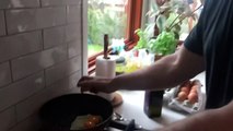 Ce qu'il trouve dans les oeufs en faisant son omelette est incroyable