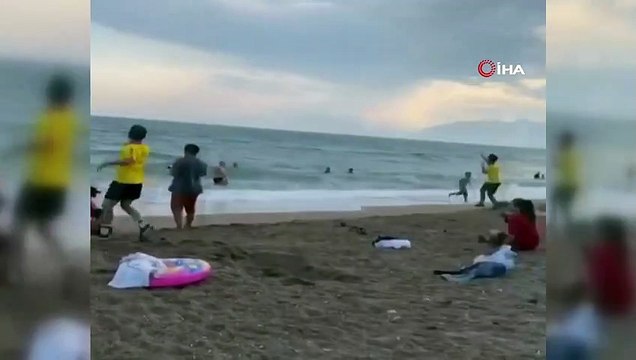 Sahilde tepki çeken korkutan şaka...Cankurtaran kıyafeti giyip ellerinde düdükle denize girenleri çıkarıp ortadan kayboldular