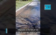 Indignación en City Bell por una pérdida de agua que rompió el asfalto