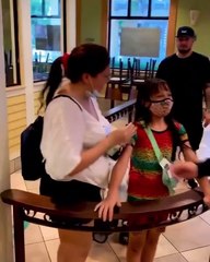 Nicky Jam entró a un restaurante para regalar fajos de billetes a los trabajadores