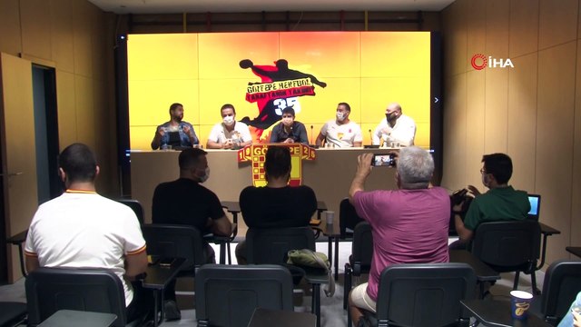 Göztepeli taraftarların kurduğu Göztepe Hentbol Takımı tanıtıldı