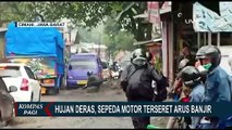 Detik-Detik Sepeda Motor Terseret Arus Banjir Hingga Tertahan di Kolong Mobil