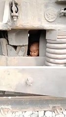 भयावह रूप से रेल इंजन में फंसा बच्चा, अधिकारियों ने बचाई जान