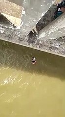 बड़वानीः पुल पर सेल्फी लेना युवक को पड़ा भारी, मोबाइल के साथ नदी में गिरा