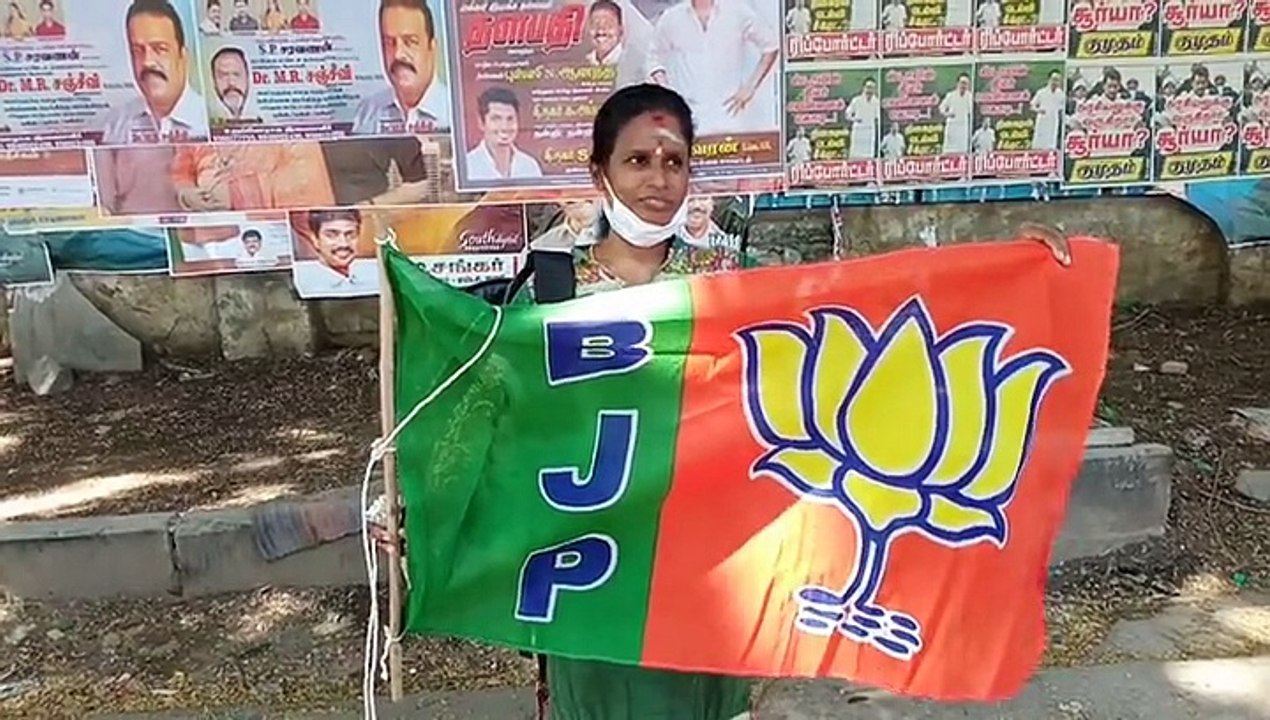 பாஜக கொடியை தூக்கிலிடும் போராட்டம் நடத்திய நர்மதா - வீடியோ