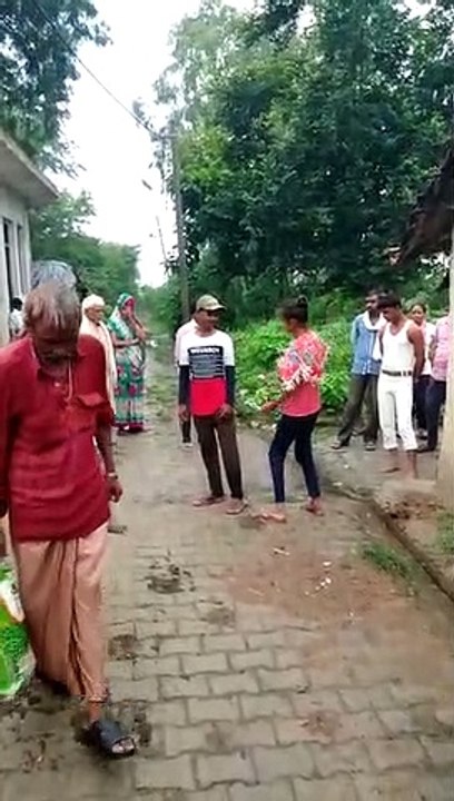 छेड़खानी करने पर लड़की ने सरेराह सभासद के बेटे की जमकर की चपल्लो से पिटाई
