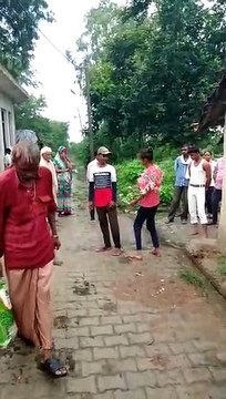 छेड़खानी करने पर लड़की ने सरेराह सभासद के बेटे की जमकर की चपल्लो से पिटाई