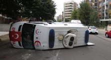 Kadıköy’de ambulans kaza yaptı 4 sağlıkçı yaralandı