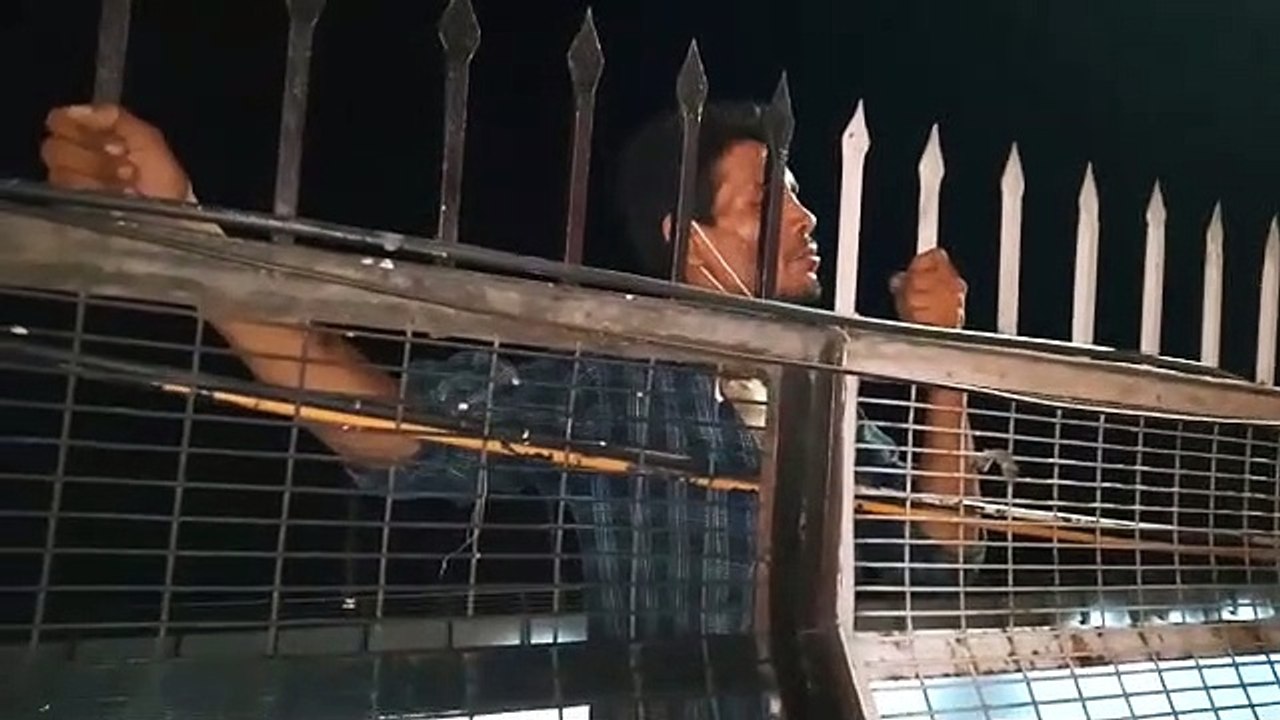 प्यार में धोखा मिलने पर युवक नदी की रेलिंग पर च...