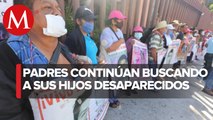 Padres de los 43 protestan en Congreso de Guerrero; grupo de normalistas vandalizan recinto