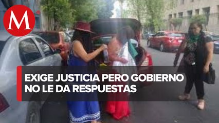 Mujer se encadena frente a Segob para exigir justicia por muerte de su hijo