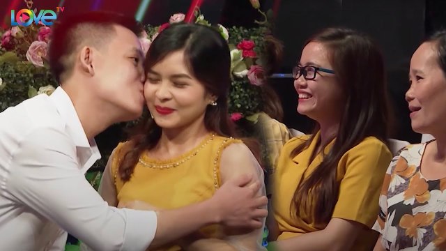 Thoát ế nhờ BMHH, bạn gái cười tươi như hoa khi thấy bạn thân tìm được ý trung nhân