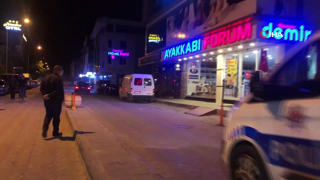 Elleri kelepçeli olarak polis aracından atlayıp kaçan zanlı yakalanıp tutuklandı