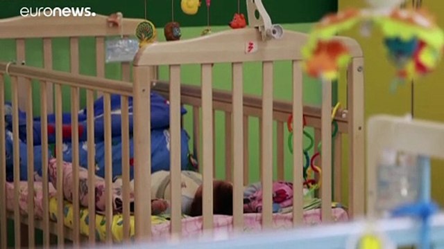 Рожденные от суррогатных матерей дети ждут воссоединения с родителями