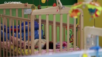 Рожденные от суррогатных матерей дети ждут воссоединения с родителями