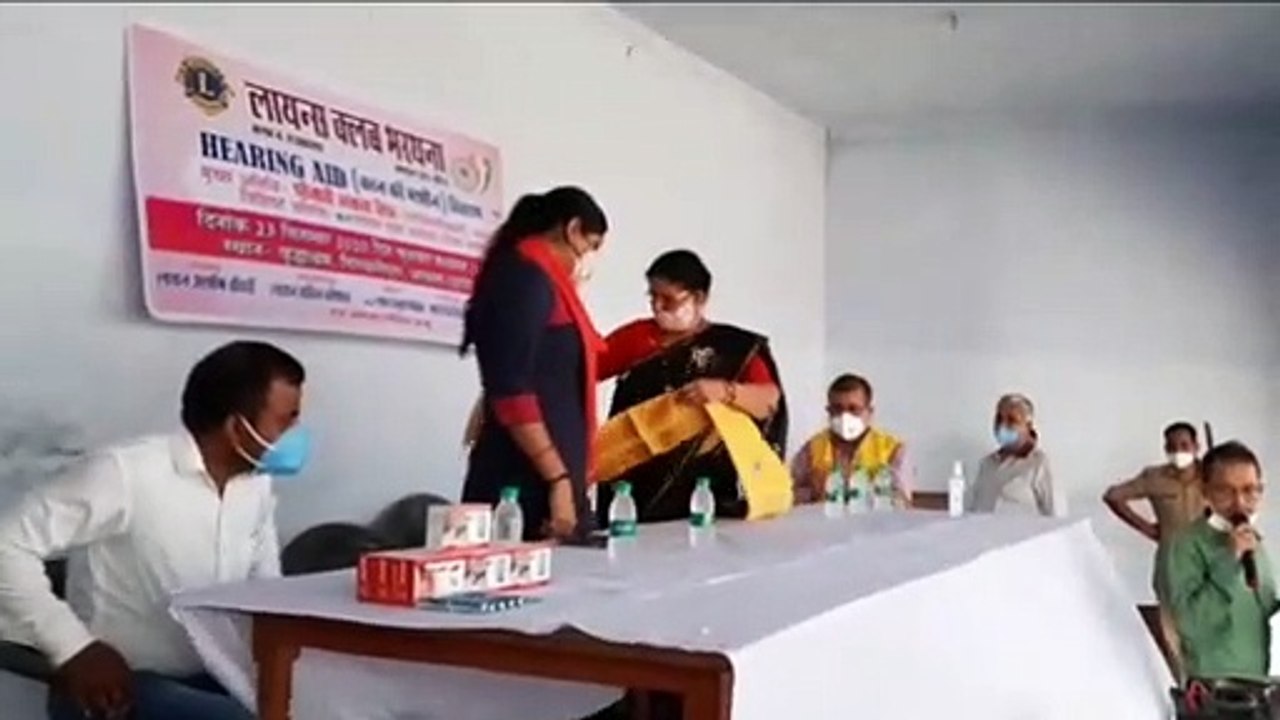 भरथना में लायंस क्लब के तत्वाधान में वृद्धों को बांटे गए कान की मशीन और साड़ी