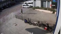 Kafasına geçirdiği kartonla motosiklet çalan şüpheli kamerada