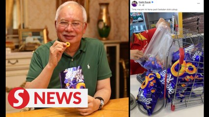 Najib reaches for his favourite snack as political drama heats up again