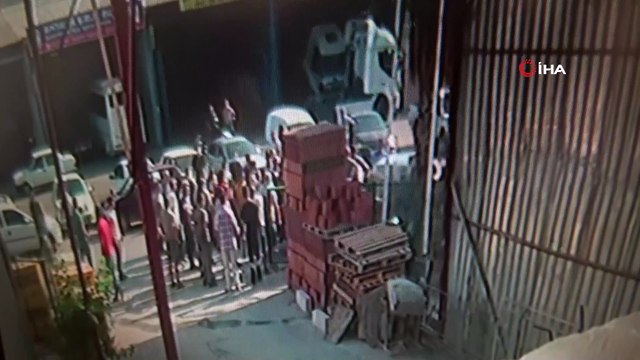 Kontrolden çıkan otomobil önce araçlara çarptı, ardından duvara vurarak durabildi...Kaza anı kamerada